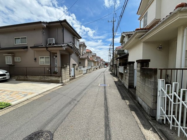 鴻巣市宮前　中古一戸建ての前面道路含む現地写真