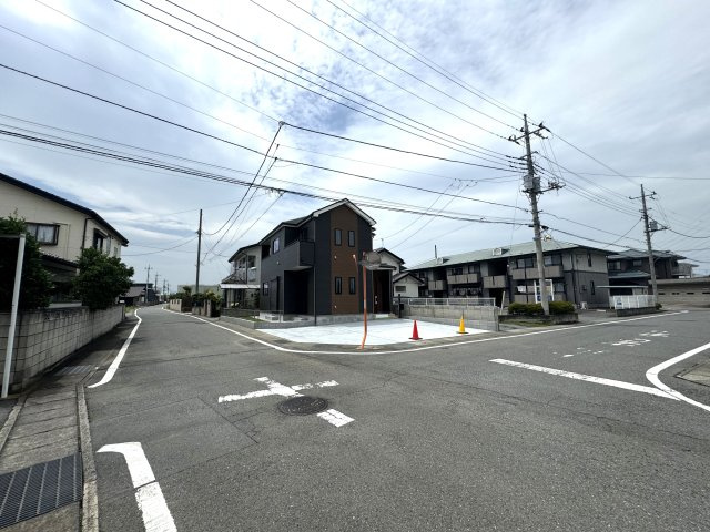 新築　高崎市矢中町1期　Heartful　Town　1号棟の前面道路含む現地写真|南側接道幅員約6ｍ　東側接道幅員約6.8ｍ
