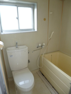 【浴室】 | 毛呂山町一棟アパート | 203号室、清潔感のある水廻りスペース。