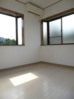 【洋室】 | 毛呂山町一棟アパート | 203号室 洋室約4.0帖。出窓のある南西角部屋。明るい陽射しの入る気持ちの良い空間になっています。