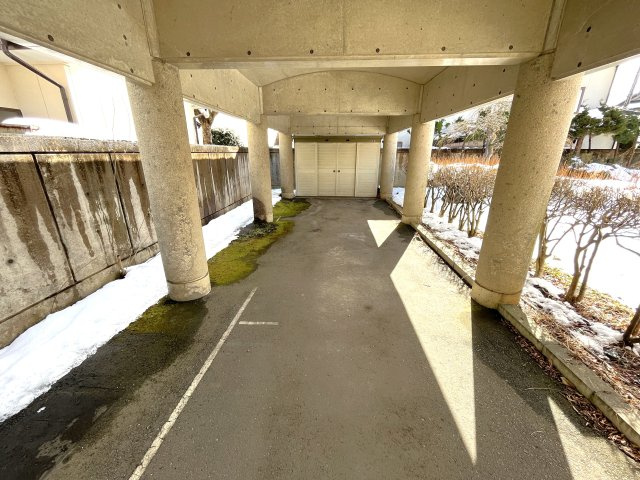 敷地１４５坪超、５部屋、ＬＤＫ４０帖、下米内二丁目戸建ての駐車場|駐車場はカーポート付きの２台（縦列）です。電動シャッターがついています。