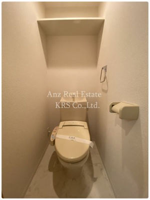 【トイレ】 | シャルマンフジ阿波座ウエスト | 予備のトイレットペーパーや洗剤などを置ける棚が上部に！