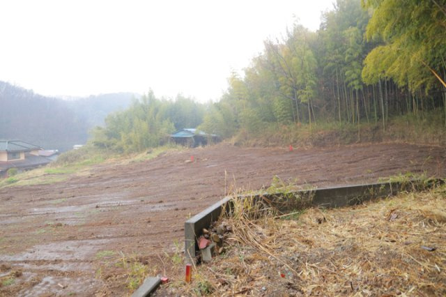 【外観】 | 土地を買う際、住む地域の自治体や福祉の補助制度にも注目してみましょう。子供や老人の医療補助やゴミ出しのルールなど、自治体によってルールに大きな違いがあるため、暮らしやすい土地で判断するとよいでしょう。