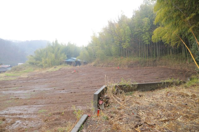 【外観】 | 土地の前の道路に消火栓が設置されていることがあります。この場合、道路交通法第45条第1項により、駐車禁止の場所が指定されています。そのため、車庫などの駐車スペースをつくることができない場合があります。