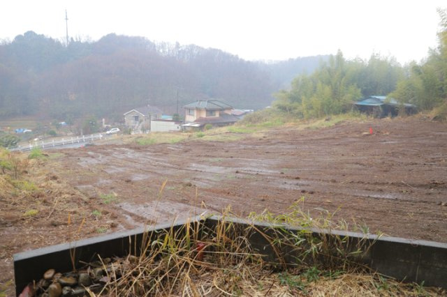 【外観】 | 現地に行くなら、物件の周囲の地形がどうなっているかを見ることも大切です。周辺より低くなっている土地では、大雨などで水が集まりやすいため、地盤が弱くなっているということも考えられるため、注意が必要です。