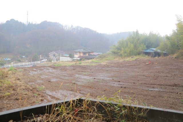 【外観】 | 隣家の土地はどうなっているのか、生活利便施設が近くにあるのか、学校まで近いかなど、お客様のライフスタイルにあわせたイメージが重要です。また、近くにあると困る施設が近くにないかも確認するといいでしょう。