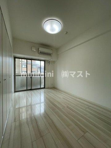 ブラウ上町台の洋室