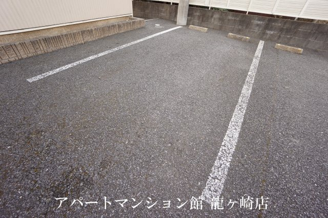 グランディ若柴の駐車場