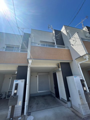 ラカーサ一津屋の外観