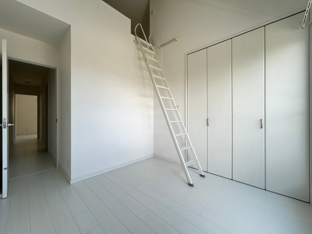 ラカーサ一津屋の洋室