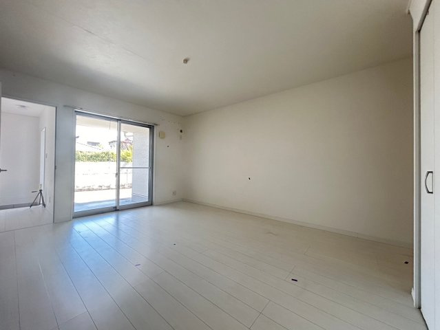 ラカーサ一津屋の居間・リビング