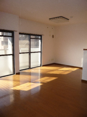 【居間・リビング】 | プリベール戸田 | こちらのリビングで趣味の時間をお楽しみください