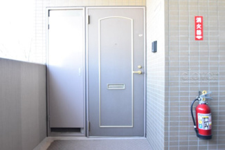 【その他共用部分】 | 皆様をお迎えする、お部屋の玄関ドア。開けやすさや開放角度、ドアノブの操作しやすさや鍵の形状などを、現地で一度ご確認ください。～即日のご見学可能～　お問合せはお気軽にどうぞ。
