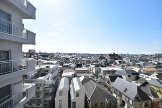 【展望】 | 眼前に広がる空の雄大さと、このお部屋の自慢の一つである「眺望」をご覧ください。毎日、この景色を独り占めできる新生活に夢が広がります。～即日のご見学可能～　お問合せはお気軽にどうぞ。
