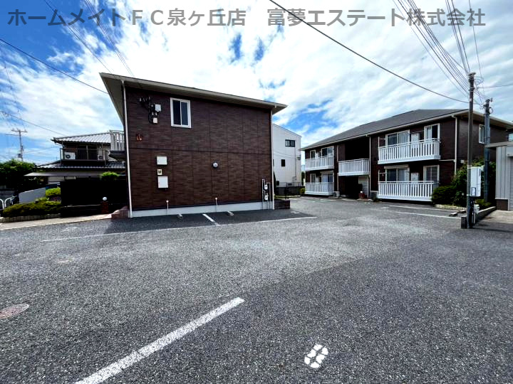 フローラルⅣの駐車場