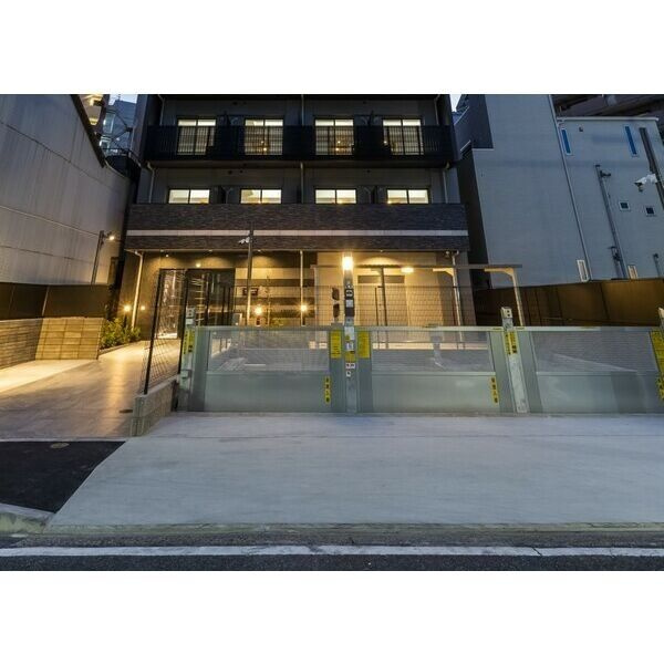 S-RESIDENCE鶴舞駅前の駐車場