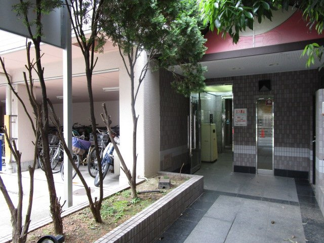 大阪市淀川区十三東１丁目の賃貸マンションのエントランス