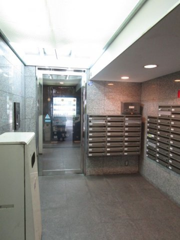 大阪市淀川区十三東１丁目の賃貸マンションのロビー