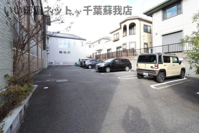ガーデンハイツ・モッコクの駐車場|駐車場があるので、車を買う予定の方も安心です