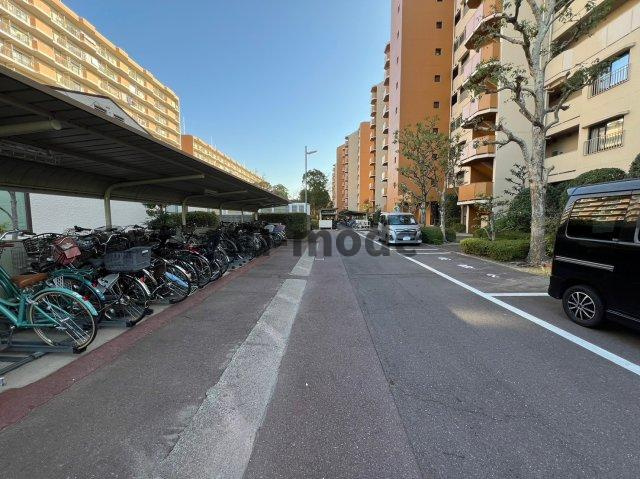 白川高層住宅4号棟の駐車場