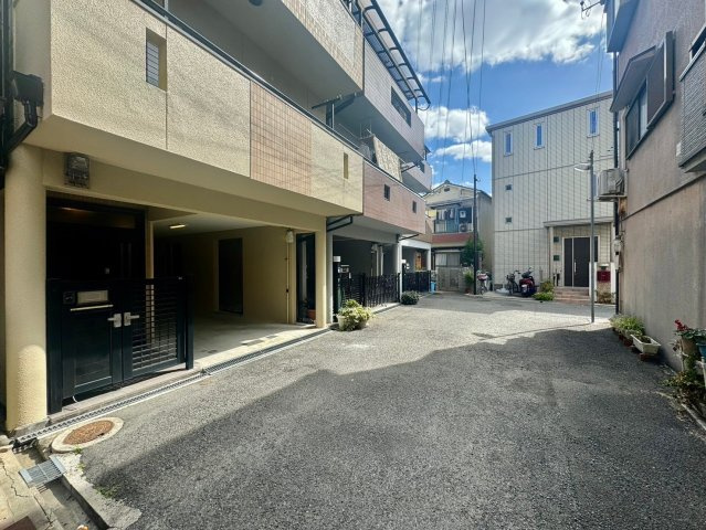 寝屋川市成美町　中古戸建の前面道路含む現地写真