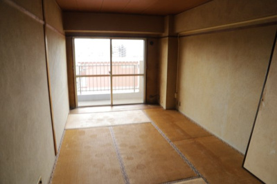 【洋室】 | めじろ台ハイム | 洋室のメリットは重い家具が置きやすく、身の回りが整理しやすいことです。 床がフローリングのため畳とは異なり凹みにくいです。 クローゼットなど収納が豊富で、普段使わない旅行カバンや服の整頓も簡単にです。