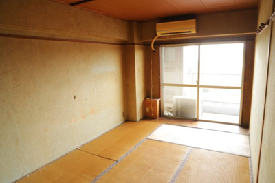 【寝室】 | めじろ台ハイム | 寝室でゆっくりと過ごすためにはベッド周りの適度な空間を担保することや窓の位置、照明の明るさ、寝室の広さなどを考える必要があります。自身や家族の構成とライフスタイルに併せて寝室にする部屋を選びましょう！