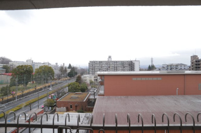 【展望】 | めじろ台ハイム | 眺望の良さを楽しめるダイニングキッチンで家族団らんの時間を過ごしてはいかがでしょうか。バルコニーから見える景色を家族で眺める時間は、時間が経つのを忘れてしまいそうですね。是非、現地を見に行きましょう！