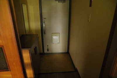 【玄関】 | めじろ台ハイム | 玄関は家の顔でもあり、家族以外の目にも止まる場所です。玄関は外との間を仕切る扉、靴などをしまっておく収納スペース、靴脱ぎのたたきスペース、来客とのやり取りをするドアホンなど複数のアイテムからなります。