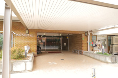 【エントランス】 | めじろ台ハイム | マンションのエントランスには、もともと風よけや防犯の役割がありますが、マンションによって宅配ボックスなどの設備が備わっている所もあります。日々の生活をイメージしながら生活しやすさをチェックしましょう。