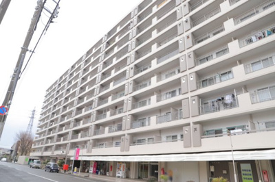 【現況写真】 | めじろ台ハイム | 外観はマンション管理がされているかの目安になります。築年数が古いと、壁面は劣化してひび割れが生じることも！建物が古びていても細かいところが修繕されていると、きちんと管理されているなぁと感じるでしょう。