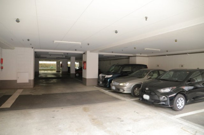 【駐車場】 | めじろ台ハイム | 車一台あたりに必要なスペースは、標準サイズの普通自動車で横幅2m50cm、長さ5mは必要になります。ただし、乗降のことも考慮して横幅3m30cm、長さ5m50cmほどは確保できるところを選びましょう。