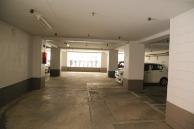 【駐車場】 | めじろ台ハイム | 駐車場と明記されていても、最小スペースでつくられた駐車場だと大型車は駐車できなかったり、出入りしにくくなったりする可能性があります。お車のサイズと購入したい物件の駐車場のサイズを現地で確認しましょう。