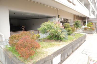 【庭】 | めじろ台ハイム | 物件によっては、入居者が個人的に使用できる専用庭がついているものもあります。また、住宅の中にある土間の部分を庭と呼ぶこともあります。庭の用途は住む人によって変わり、それによってデザインもさまざまです。