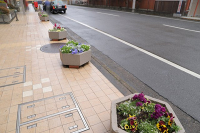 【中庭】 | めじろ台ハイム | 中庭（パティオ）とは、一つの建築物の内部に設けられた、壁などで囲われている庭のことを指します。コの字型、ロの字型が主流ですが、L字型の中庭もあります。最近では、インテリア性の高さからも人気があります。