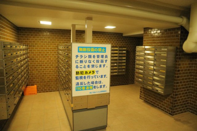 【設備】 | めじろ台ハイム | エントランス付近に設置されている集合ポストは、住んでいる部屋と離れているため、ポストをあさるなど誰かに何かされていても被害に気づきにくいです。入居する時には他人に特定されにくい番号で鍵をかけましょう！