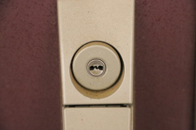 【防犯設備】 | めじろ台ハイム | 当然のことではありますが、オートロックやセンサーライト、ホームセキュリティーなどの防犯設備があれば、小さいお子様がいるご家庭も安心ですよね！まず物件購入の際は、防犯設備もチェックするようにしましょう。