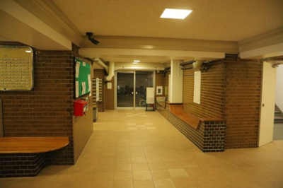 【ロビー】 | めじろ台ハイム | ラウンジは、マンションの共用スペースに椅子やテーブルなどを配置した利用者が寛げる空間です。屋内型ラウンジと屋外型ラウンジがあります。共用部分の管理状況と合わせて、詳細については現地でご確認ください。
