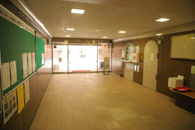 【ロビー】 | めじろ台ハイム | ロビーというと、エントランスと何がちがうの？と思いますよね。実はロビーとエントランスには明確な決まりはありません。物件によっては、エントランスを入って広がるある程度の広さのある空間がロビーとなります。