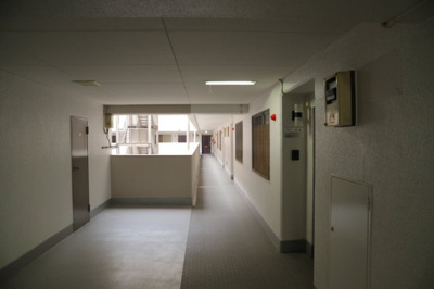 【その他共用部分】 | めじろ台ハイム | 共有部分は、住民なら誰もが使える設備のこと。例えば駐車場やエレベーター、インターネット設備、セキュリティ設備などがあります。他にも、マンションの廊下・外部階段やエントランス・ゴミ置き場などがあります。