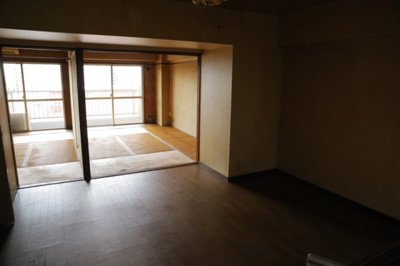 【ダイニング】 | めじろ台ハイム | ダイニングは、食事や家族の団らんスペースとしてだけではなく、ほかの用途としても使用することができます。ダイニングテーブルを置き、食事のためのスペースを作ることでリビングとの差別化を図ることができます。