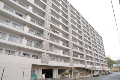 【構造・工法・仕様】 | めじろ台ハイム | ＲＣ造、Reinforced Concreteは直訳すると補強されたコンクリートです。主に柱や梁・床・壁が鉄筋とコンクリートで構成おり、鉄筋を組んだ型枠にコンクリートを流し込んで固めたものを指します。