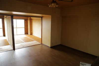 【居間・リビング】 | めじろ台ハイム | 直線タイプはLとDKを一直線に並べた形で対面キッチンのタイプです。一般的なのでよく見かけるかもしれません。直線タイプに似た直接アイランドタイプは、キッチンとダイニングの間に壁がない分広く感じられます。