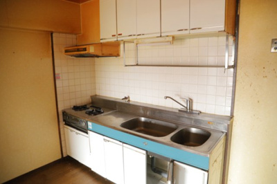 【キッチン】 | めじろ台ハイム | 標準的なシステムキッチンの横幅は、165cm～300cm程度です。2100・2400・2550・2700などミリ単位で表記されます。普段どのように料理をするのかを想定しながら合ったサイズを選びましょう