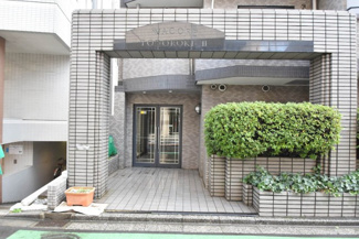 【エントランス】 | オートロックを備えた、マンションのエントランス。やはりセキュリティの観点は欠かすことができません。皆様を“安全”に送り出し、出迎えてくれます。～即日のご見学可能～　お問合せはお気軽にどうぞ。