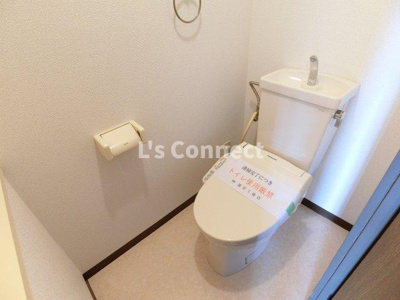 【トイレ】 | アンソレイエ・ロジュマン | 温水洗浄便座付きのトイレ。