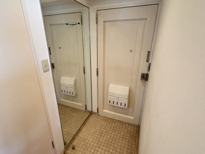 【玄関】 | うはら甲子園口ビル | 身だしなみチェックができる大型の鏡