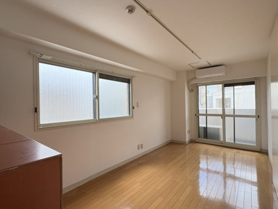 【居間・リビング】 | うはら甲子園口ビル | 広々としたリビングです