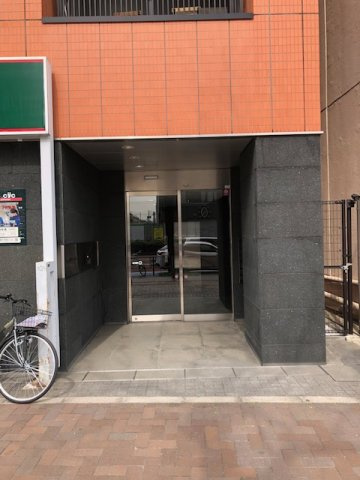 寿ビルの玄関