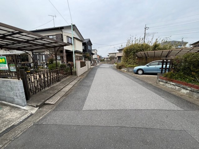 蓮田市緑町1丁目　中古一戸建ての前面道路含む現地写真